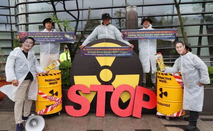 시민단체 환경보건시민센터 회원들이 6일 후쿠시마 원전오염수 해양투기에 반대하며 기자회견을 열고 퍼포먼스를 하고 있다. 사진제공=연합뉴스