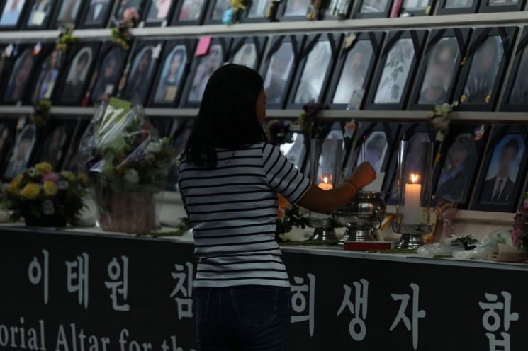10·29 이태원 참사 200일을 하루 앞둔 15일 오후 서울시청에 마련된 이태원참사 분향소를 찾은 시민이 추모하고 있다. [이미지출처=연합뉴스]