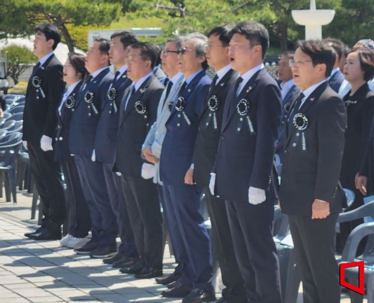 5·18민주유공자유족회는 17일 오전 광주광역시 북구 국립 5·18 민주묘지에서 추모식을 거행했다.