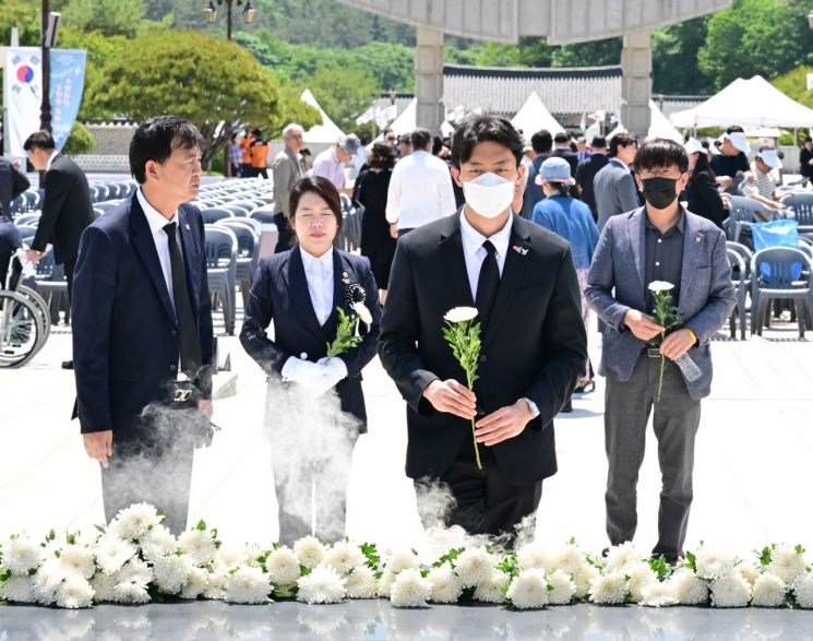 전두환 전 대통령의 손자인 전우원 씨가 17일 오전 광주 북구 운정동 국립 5·18민주묘지에서 열린 추모식에 참석해 헌화하고 있다. [이미지출처=연합뉴스]