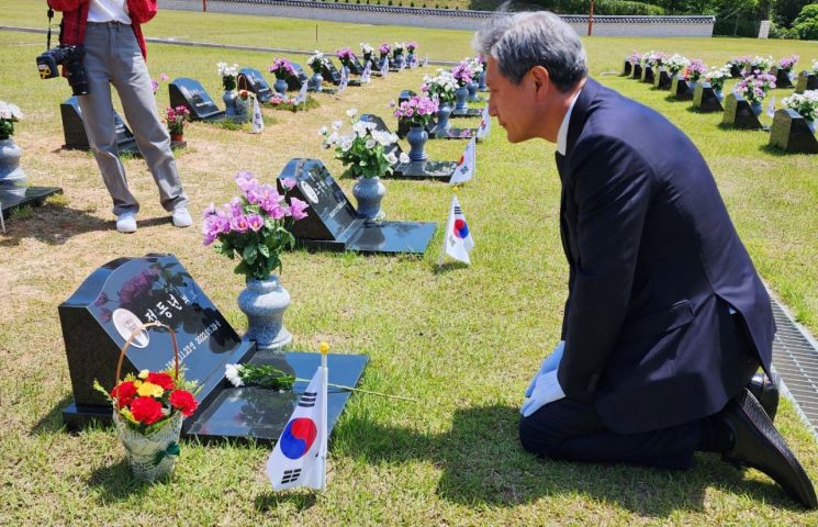 9일 오전 광주 북구 국립 5·18 민주묘지에서 전직 대통령 노태우 씨의 아들 노재헌 동아시아문화센터 이사장이 참배하고 있다. 사진제공=노재헌씨 측, 연합뉴스