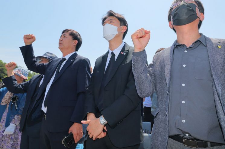 전두환 전 대통령의 손자인 전우원 씨가 17일 오전 광주 북구 운정동 국립 5·18민주묘지에서 열린 추모 제례에 참석해 임을 위한 행진곡을 제창하고 있다. [이미지출처=연합뉴스]