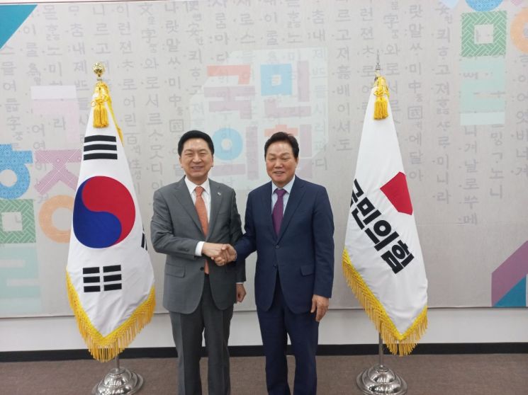 김기현 국민의힘 당 대표(왼쪽)와 박완수 경남도지사가 손을 맞잡고 있다. [사진제공=경남도청]