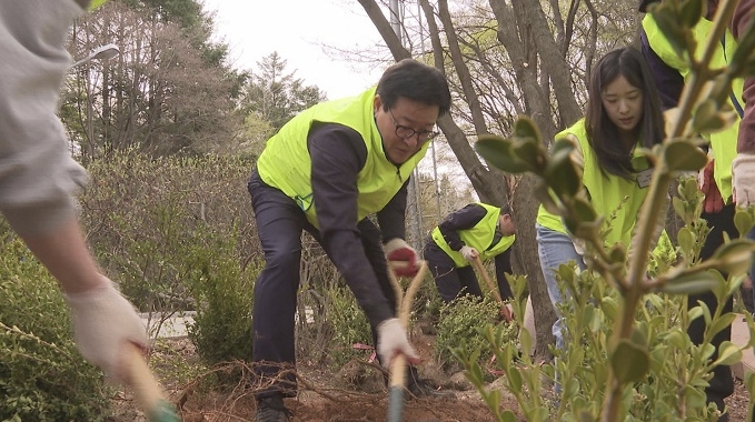 식목의날을 맞차 농협중앙회 임직원들이 나무를 심고 있다. [사진제공=농협]