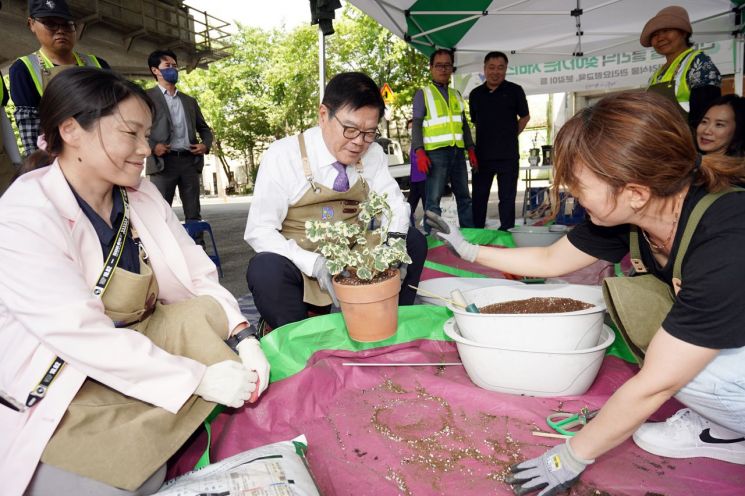 이필형 동대문구청장 ‘반려식물 클리닉’ 현장 방문