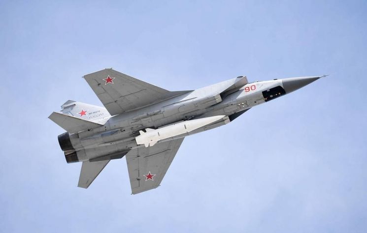 미그(MiG)-31K 전투기에 탑재된 공중 발사형 극초음속 미사일 '킨잘'(전투기 아래에 장착된 하얀색 미사일) [이미지출처=연합뉴스]