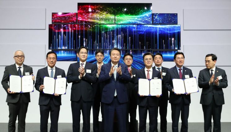 윤석열 대통령이 지난달 4일 충남 아산 삼성디스플레이에서 열린 디스플레이 신규투자 협약식에서 이재용 삼성전자 회장 등 참석자들과 기념촬영을 하고 있다. 
앞줄 왼쪽부터 최주선 삼성디스플레이 사장, 문성준 삼성디스플레이 협력사 대표, 이재용 삼성전자 회장, 윤 대통령, 김태흠 충남도지사, 박경귀 아산시장, 이창양 산업통상자원부 장관.[이미지 출처=연합뉴스]