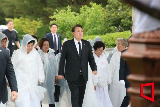 윤석열 대통령이 오월의 어머니들과 함께 43주년 5.18기념식장에 입장하고 있다.[사진=윤자민 기자]
