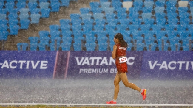 폭우 뚫고 달리는 캄보디아의 보우 삼낭 선수. [사진 제공=국제 올림픽 위원회(IOC)]