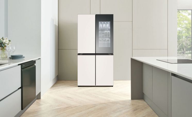 LG전자가 18일부터 디오스 오브제컬렉션 냉장고 신제품을 출시한다. 냉장고 상단 문을 닫히기 직전까지만 밀면 자동으로 부드럽게 닫히는 '오토 클로징' 기능을 탑재했다.[사진제공=LG전자]
