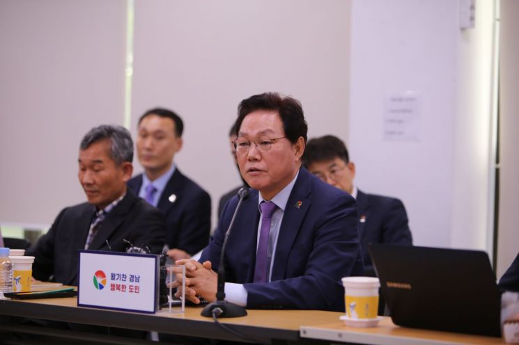 박완수 경남도지사가 기자간담회에서 기자들의 질문에 답하고 있다. [사진=이세령 기자]