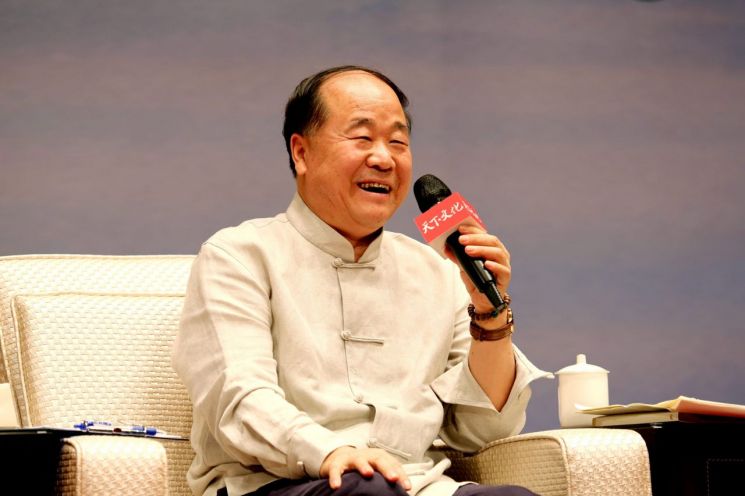 2012년 중국인 최초로 노벨문학상을 수상한 작가 모옌이 챗GPT로 문학시상식 칭송글을 작성했다고 고백했다.[이미지출처=EPA 연합뉴스]
