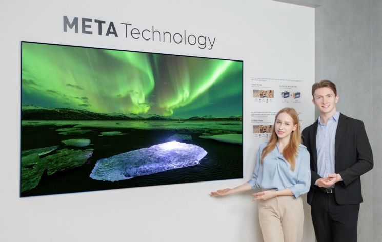 LG디스플레이 모델이 '메타 테크놀로지'가 적용된 3세대 OLED TV 패널을 소개하고 있다.[사진제공=LG디스플레이]