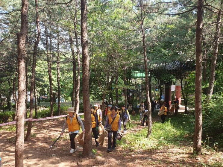 금천구, 농아인협회·아임유와 함께 호암산 환경정화