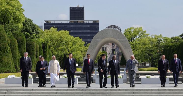 尹, G7 참관국 정상들과 원폭자료관 방문