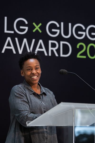 LG 구겐하임 어워드의 첫 수상자인 스테파니 딘킨스가 19일(현지시간) 뉴욕 구겐하임 뮤지엄에서 수상 소감을 밝히고 있다.