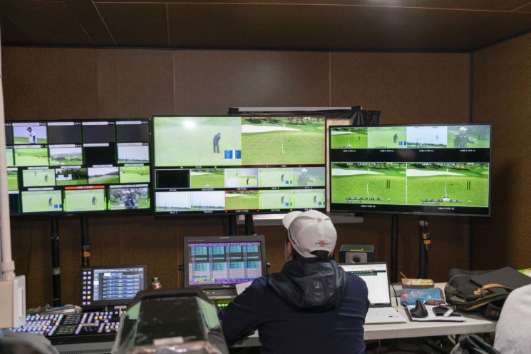 SKT 'AI 미디어 센터'에서 PD가 경기 중계 화면을 보고 있다. [사진=SKT 제공]