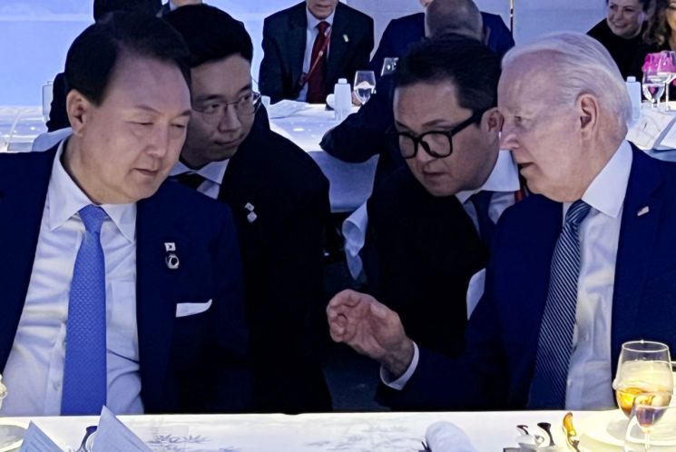 대통령실 "尹, G7만찬 때 바이든 옆자리…'현안 논의'