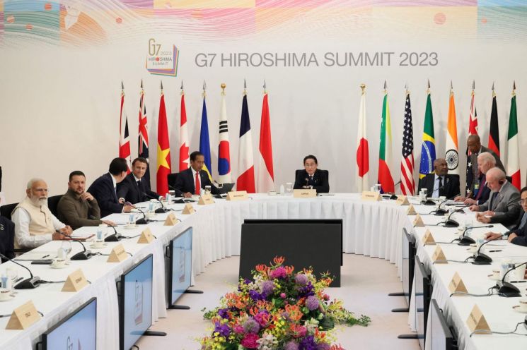 기시다 후미오 일본 총리(가운데)가 21일 히로시마에서 주요 7개국(G7) 정상회의를 계기로 열린 'G7 + 초청국 + 우크라이나' 회의를 주재하고 있다.[이미지 출처=AFP연합뉴스]
