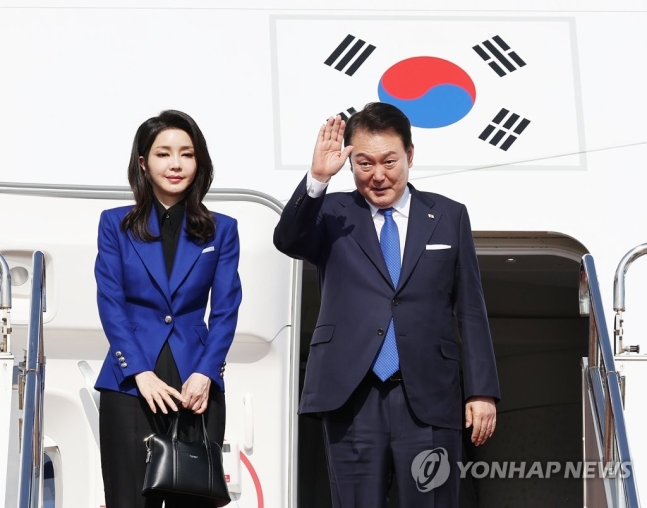 주요 7개국(G7) 정상회의 일정을 마친 윤석열 대통령과 부인 김건희 여사가 21일 일본 히로시마 공항에서 귀국길에 오르며 환송객들에게 손을 들어 인사하고 있다. [사진출처=연합뉴스]