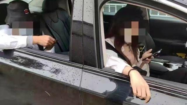 중국에서 택시기사와 싸우느라 1박2일간 하차를 거부하며 '진상'을 부린 부녀 사연이 인터넷을 뜨겁게 달구고 있다. [이미지출처=연합뉴스]
