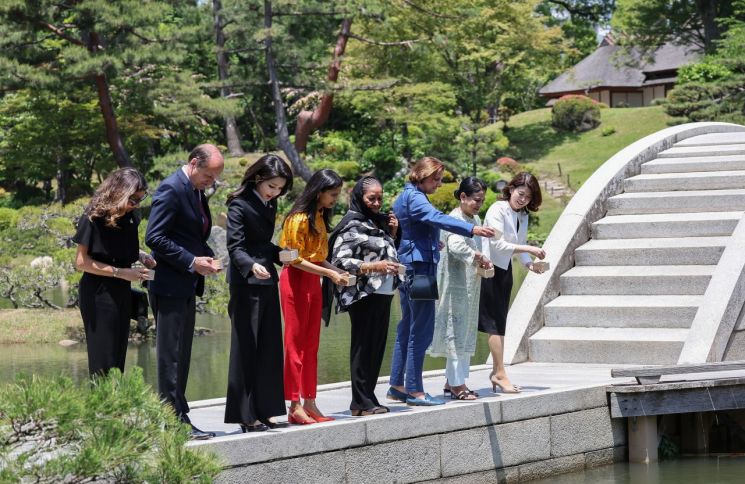 오코노미야끼 함께 맛본 김건희·유코 여사…한일 영부인 별도 오찬