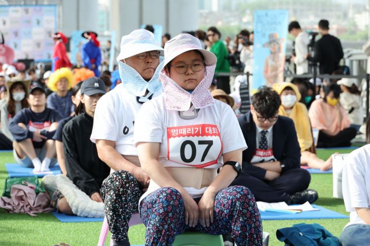 21일 오후 서울 잠수교에서 열린 2023 한강 멍때리기 대회에서 참가자들이 멍한 상태를 유지하려고 애쓰고 있다.[이미지 출처=연합뉴스]