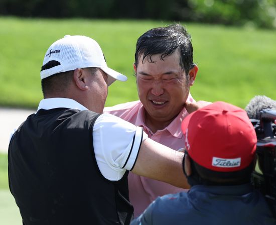 Baek Seok-hyun sheds tears after winning his first career victory at the SK Telecom Open.[사진제공=KPGA]