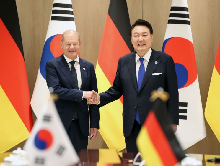 尹, 슐츠 총리와 한독정상회담…"미래지향적 협력·연대 강화 기대"