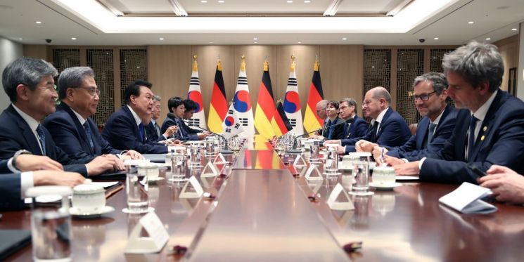 尹, 슐츠 총리와 한독정상회담…"미래지향적 협력·연대 강화 기대"