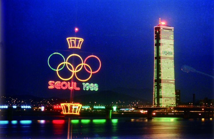 서울올림픽 당시 63빌딩 성화 점화 모습. [사진제공=서울역사박물관]