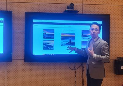 LG AI연구원의 이화영 상무가 지난 18일(현지시간) 오후 뉴욕 맨해튼에 위치한 파슨스 디자인스쿨에서 이미지 생성형 AI서비스인 엑사원 아틀리에를 소개하고 있다.
