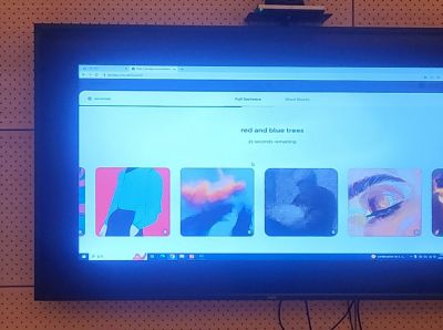 LG AI연구원의 이미지 생성형 인공지능(AI) 서비스 '엑사원 아틀리에(EXAONE Atelier)' 내 창작 플랫폼에 '빨간색과 파란색 나무들(Red and bule trees)'이라고 입력하자, AI가 화면 대기 상태에서 새로운 이미지들을 생성하고 있다.