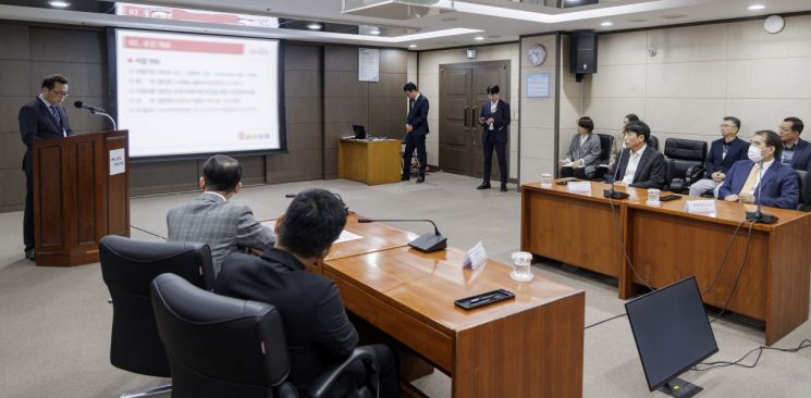 마포구는 당인동 주민편익시설 건립공사의 적극 협력을 위해 지난 4월 21일 마포구청 중회의실에서 시공사, 건설사업관리단, 설계사와 ‘당인동 주민편익시설 건립공사 민관협력 업무협약’을 체결했다.
