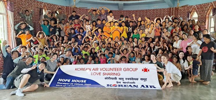 대한항공, 네팔 지역 어린이 보육원서 봉사활동 ‘구슬땀’
