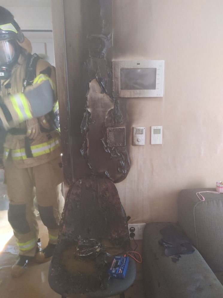 광주 남구 주월동 한 아파트서 21일 오전 8시 30분께 충전 중이던 장난감 자동차 베터리에서 불이 나 10분만에 꺼졌다.[사진=광주 남부소방서 제공]