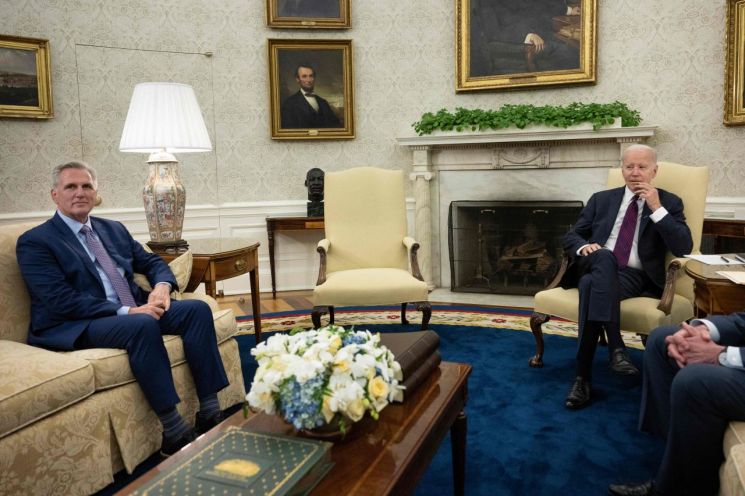 조 바이든 미국 대통령(오른쪽)과 케빈 매카시 하원의장. [이미지출처=AFP연합뉴스]