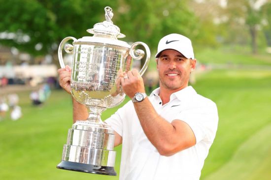 브룩스 켑카가 PGA 챔피언십 우승 직후 트로피를 들고 미소를 짓고 있다.[로제스터(미국)=AFP·연합뉴스]