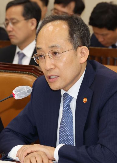 추경호 부총리 겸 기획재정부 장관이 22일 오전 서울 여의도 국회에서 열린 기획재정위원회 전체회의에서 의원 질의에 답변하고 있다. [이미지출처=연합뉴스]