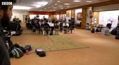 에스컬레이터 타고 백화점 등교·수업 듣는 美학생들