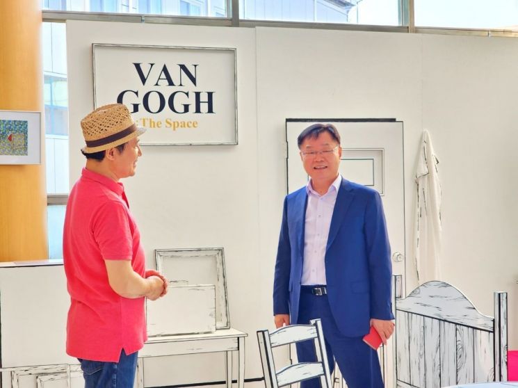 창원특례시청 로비서 ‘반 고흐: The Space’ 전시