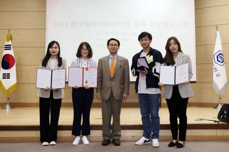 (왼쪽부터) 동의대 대학원 스토리텔링학과 임정, 왕영 씨, 김치용 교수, 추장운, 김리하 씨가 기념사진을 찍고 있다.