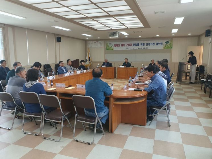 경남 산청군이 황매산 철쭉 군락지 관계기관 협의회 회의를 진행 하고 있다.