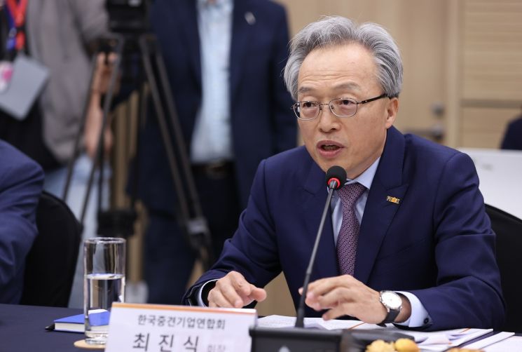 22일 '김기현 국민의힘 대표 초청 중견기업계 간담회'에서 최진식 한국중견기업연합회 회장이 발언하고 있다.