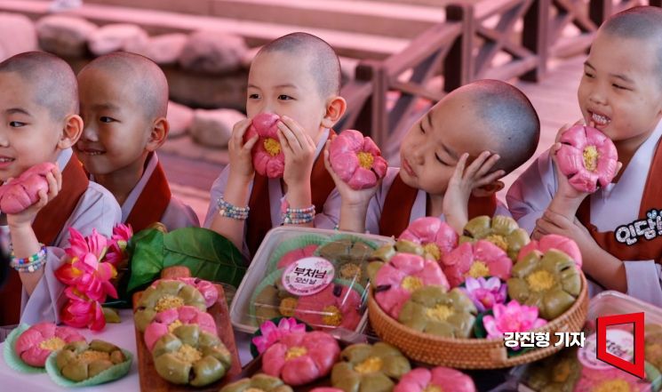 23일 서울 종로구 조계사에서 단기출가 과정 '보리수 새싹학교'에 참가한 동자승들이 신세계푸드가 부처님오신날을 맞아 출시한 '연꽃단팥빵'을 선보이고 있다. 사진=강진형 기자aymsdream@