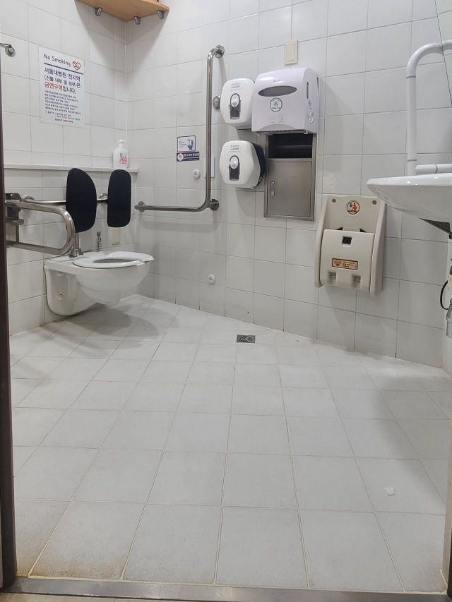 서울대병원 장애친화 산부인과의 화장실에 휠체어 활동공간 확보 개선 공사가 완료된 모습. [사진제공=서울대병원]