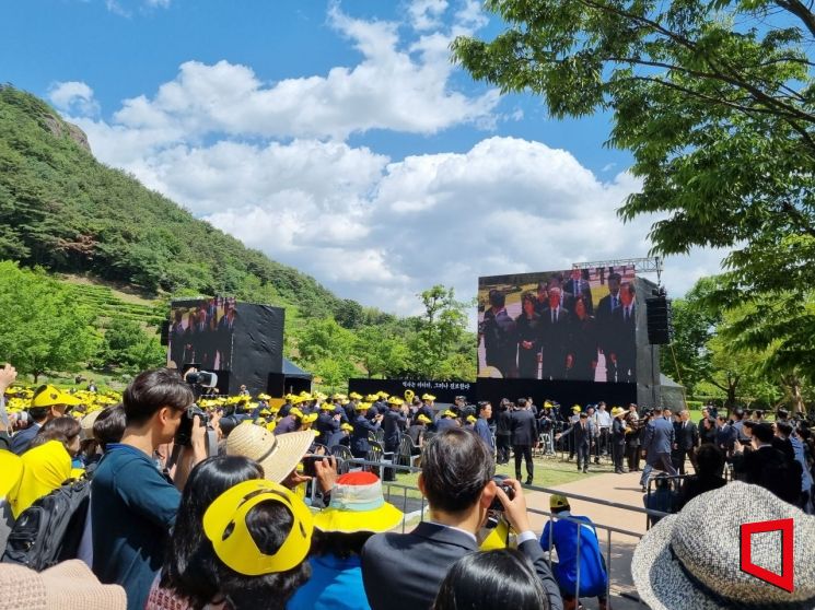 23일 경남 김해 봉하마을에서 열린 고 노무현 전 대통령 14주기 추도식에 시민들이 노란 모자를 쓰고 모였다./사진=김영원 기자