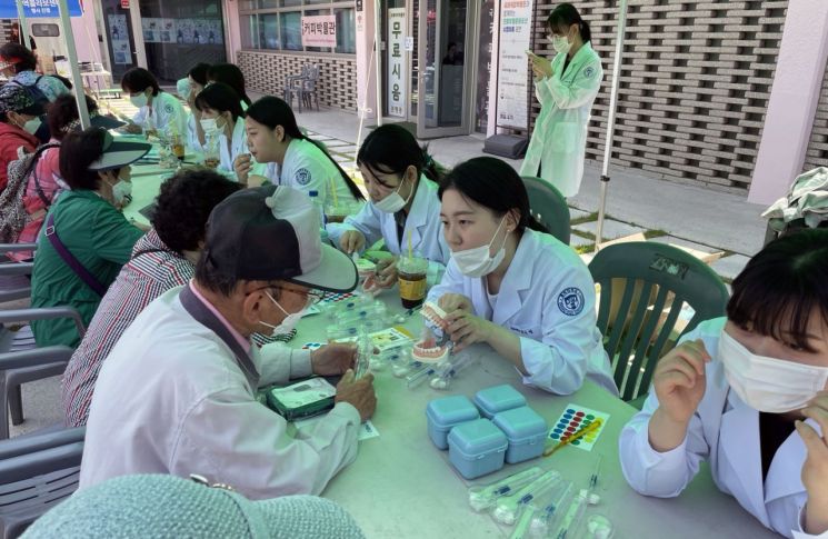 동구 문화플랫폼 시민마당 야외광장에서 ‘2023학년도 건강백세, 어울림 한마당’ 행사가 진행 중이다.