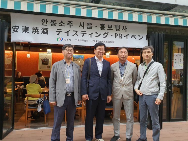 이상학 안동부시장(사진 왼쪽에서 2번째) 등 일행이 일본 큐슈지방을 방문해 안동소주 홍보 이벤트를 벌이고 있다.