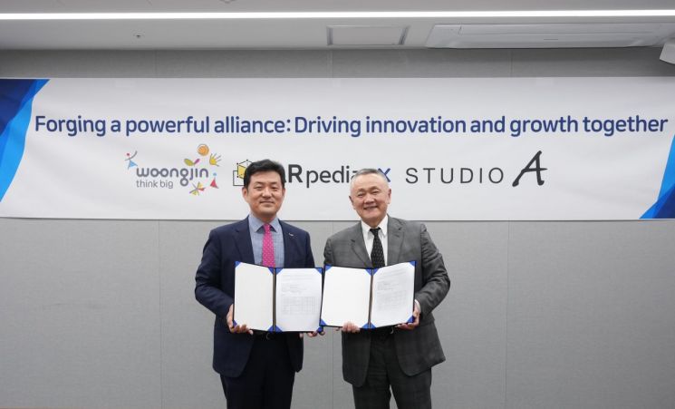 이재진 웅진씽크빅 대표(왼쪽)와 제프리 청(Jeffrey Cheng) 스튜디오A 대표가 23일 'AR피디아 중화권 수출 계약식'에 참석했다.